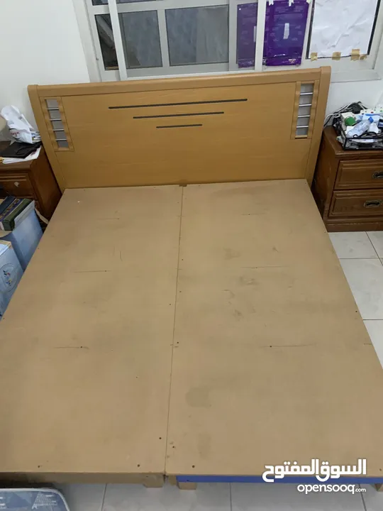 سرير من الخشب
