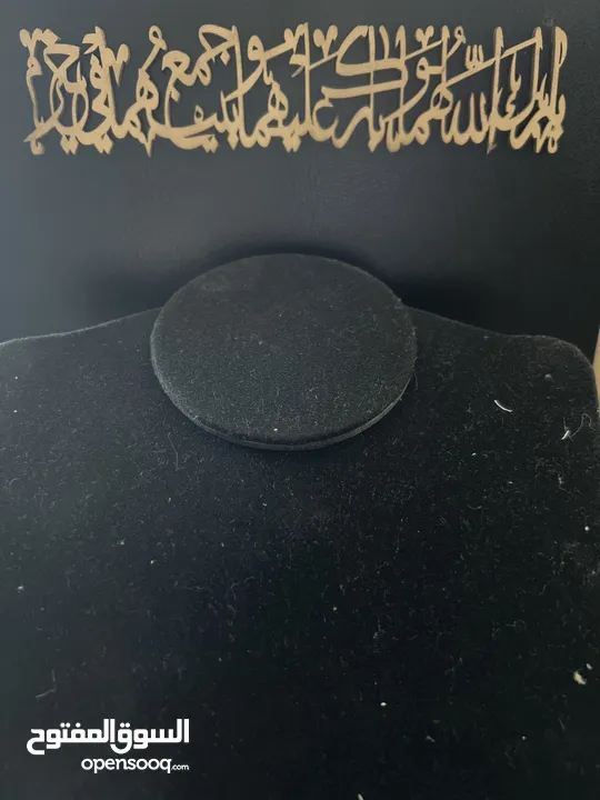 ستاند شبكة لون أسود مخملي مميز بزخارف ذهبية شبه جديد مستخدم مرة وحدة والله يبارك لصاحب النصيب