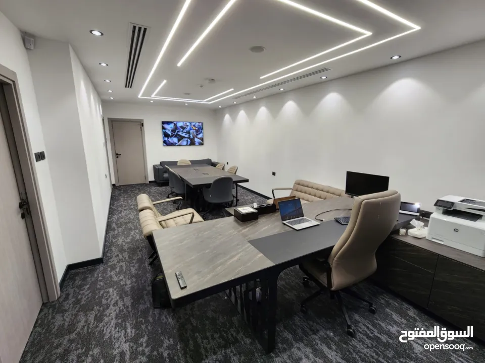 مكتب تجاري فخم للبيع أو الإيجار