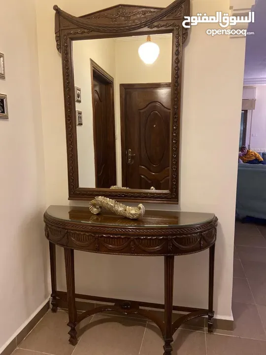 طقم كنب امريكي بحالة جيدة مع طاولة سفرة مع فضية و درسوار و مراة و كونسول