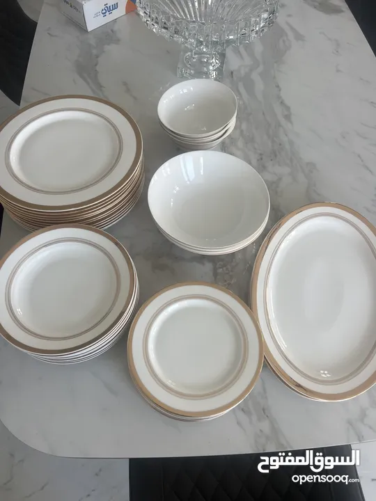 A set of plates & bowls