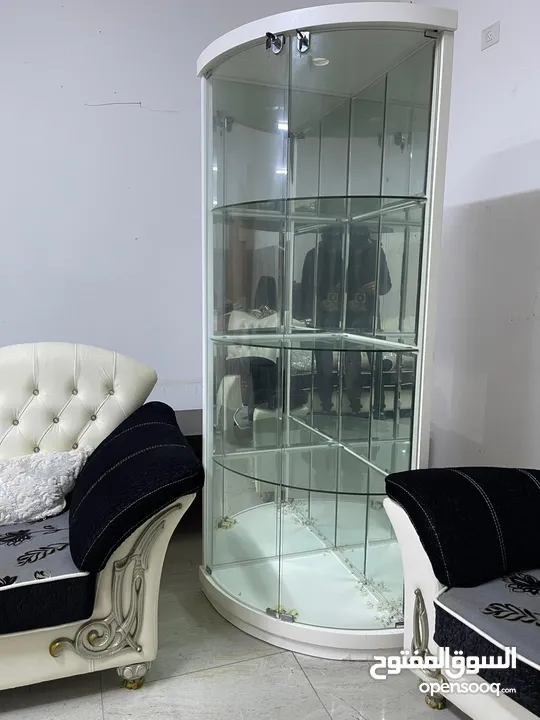 طقم كنب مع طاولة وسط وبترينا وطاولة سفرة ومزنون