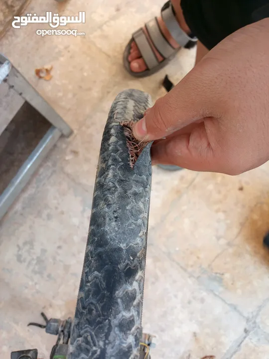 بسكليت وكاله ما في ولا اي نقره بس العجل الامامي مفقوع فقع بده تيوب وغيره
