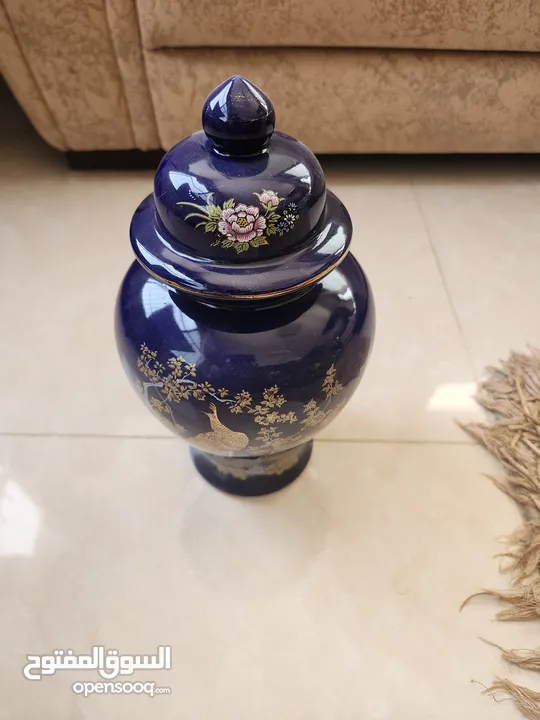 فاز انتيك قديمه لون ازرق رسمة طاووسين مذهبين يوجد كسر خفيف غير مؤثر على الشكل العام(نوادر)