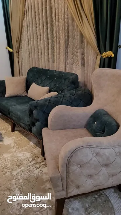 طقم كنب وستارة للبيع بداعي السفر استعمال خفيف شبه الجديد الستاره تفصيل