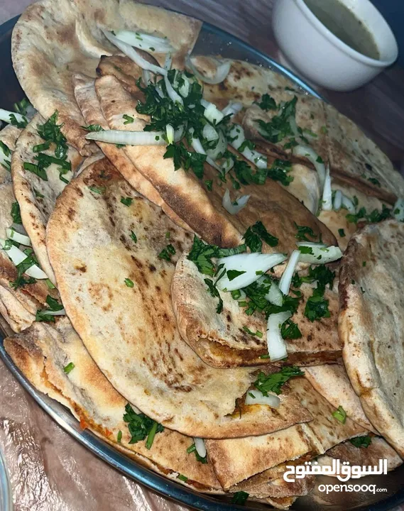 طعام منزلي لذيذ وحلويات مثل حلويات السينابون او الكيك او معجنات او معمول العيد وعرايس لذيذة جدا