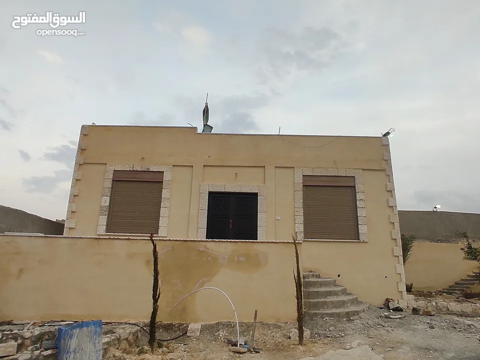 بيت مسطح 120 متر نطام امريكي تأسيس شاليه مع ترس جانبي مطل مساحه 40 متر مع حديقه وبئر ماء 12 وغيرها