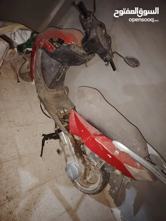 سكوتر مكنة طلقة بس بدو بطارية واقف لي 3 شهور
