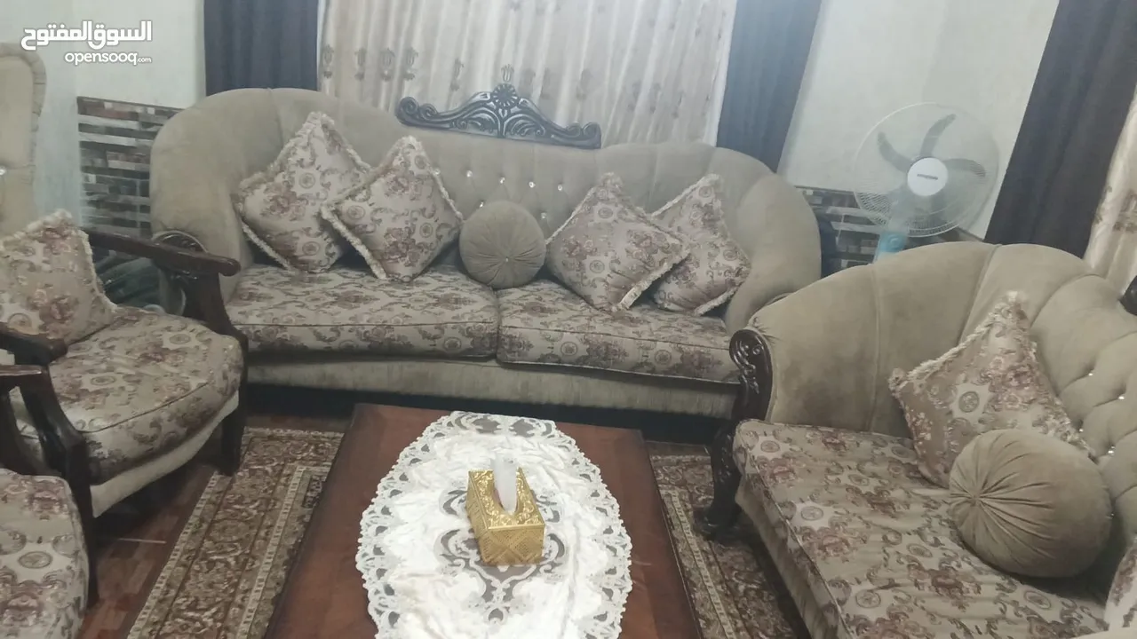 طقم كنب للبيع بحالة الجيدة مع 3 طاولات