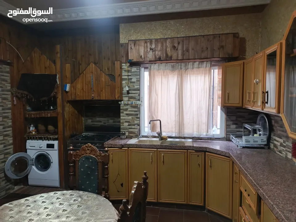 شقه ارضيه للبيع كاش او اقساط عن طريق البنك العربي الإسلامي الدولي في عمان حي نزال على الشارع الرئيسي