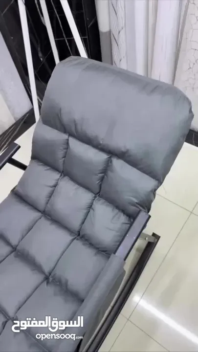 كرسي هزاز كلاسيكي قابل للطي لون رمادي تصميم عصري وأنيق باللون السكني الراقي.  راحة فائقة مع إسفنج