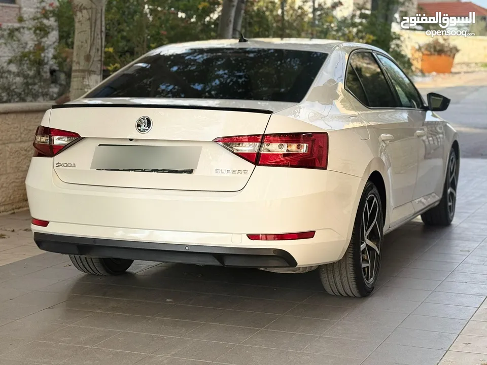 سكودا سوبيرب موديل2020 وترخيص 2019 فحص ممتاز ولا غرام بويه  مطور 1500 بنزين