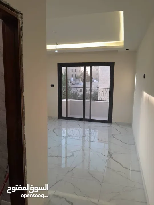شقة مجددة بالكامل تطل على دوار البشيتي