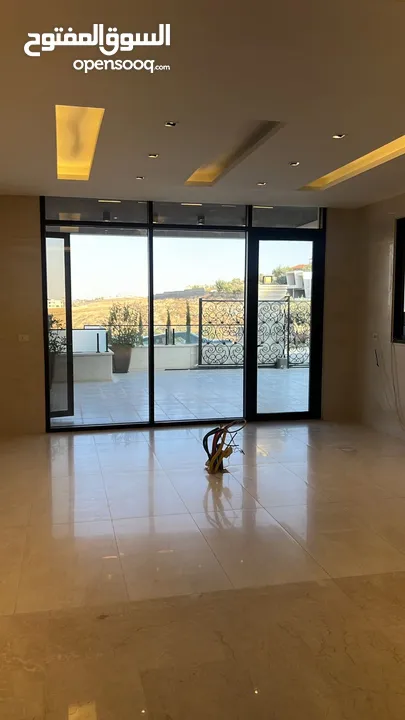 شقة فاخرة للإيجار بالقرب من شارع المطار و كوريدور عبدون مميزة وفاخرة :  14250