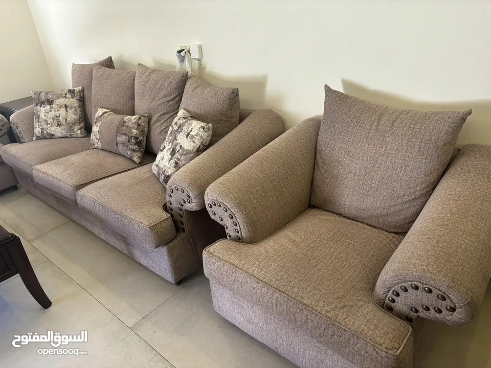 طقم كنب جميل وحالته ممتازة - Beautiful Couch Set in Excellent Condition