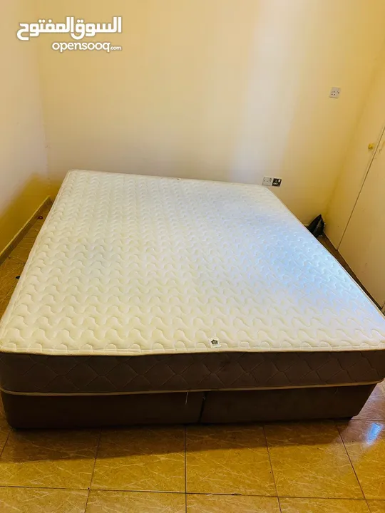 Bed with matress king size (Home Center)