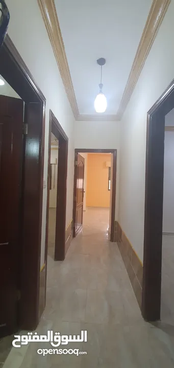 شقة فارغه للإيجار في السكنيه الخامسة طابق ثالث مع مصعد مساحة 135 متر
