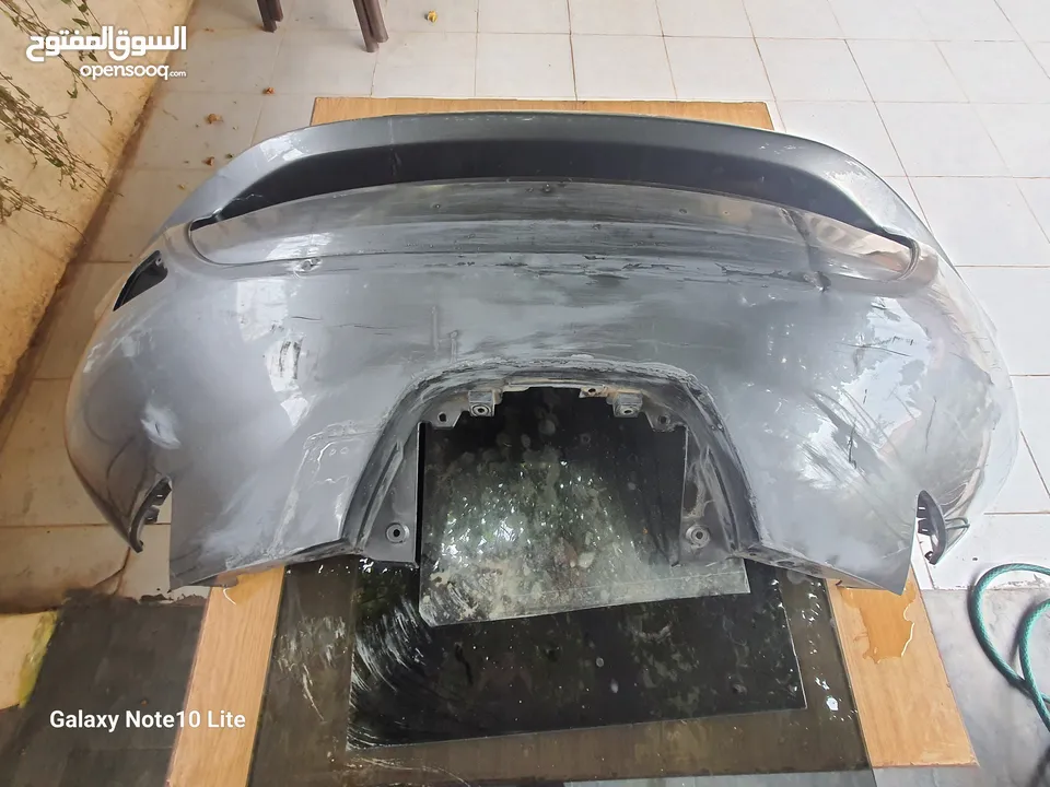طبون امامي ليف 2015 نظيف في كسر بسيط عند قاعدة الشحن تمت معالجته بلاصق قوي جدا وايضا جناح امامي يمين