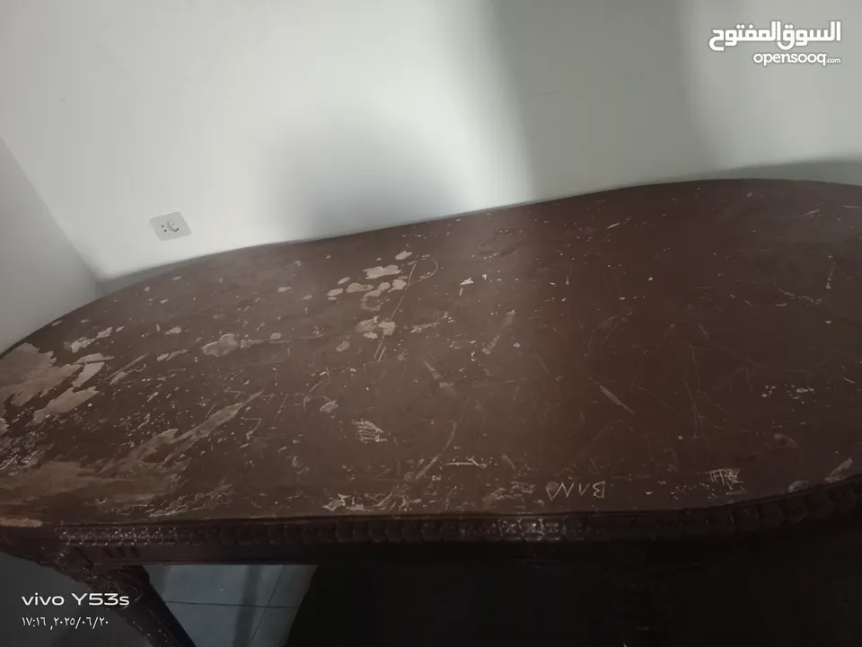 طاولة سفرة  مستعملة خشب ثقيل للبيع بسعر مغري جدا  طاولة خشب كبيرة تتسع عشر كراسي