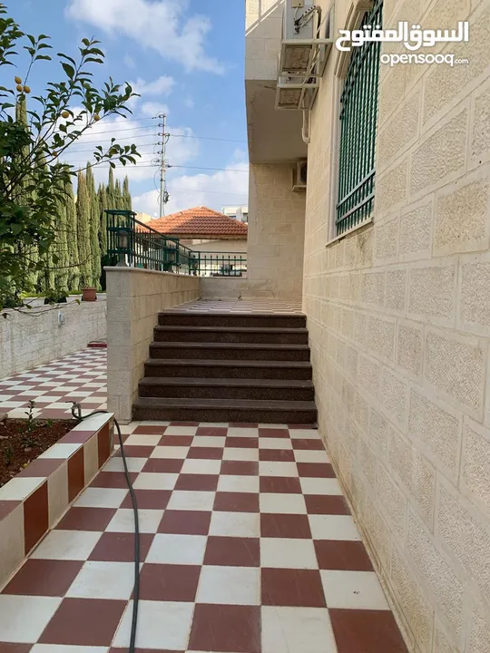 للبيع فيلا مستقلة في منطقة مرج الحمّام على مساحة  ارض908 م مع العفش
