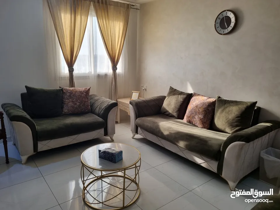 طقم جلوس نظيف جدا 7 أشخاص Sofa set very clean 7 seater