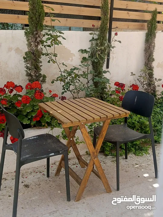 طاولات داخليه و خارجيه مع كراسي من ايكيا عدد كبير بحاله الوكاله وبأقل من استخدام شهرين