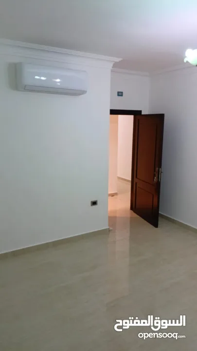 شقه فارغه فاخره ومميزه جدا  سوبر ديلوكس للايجار لم تسكن بعد التجديد نهائيا 200متر