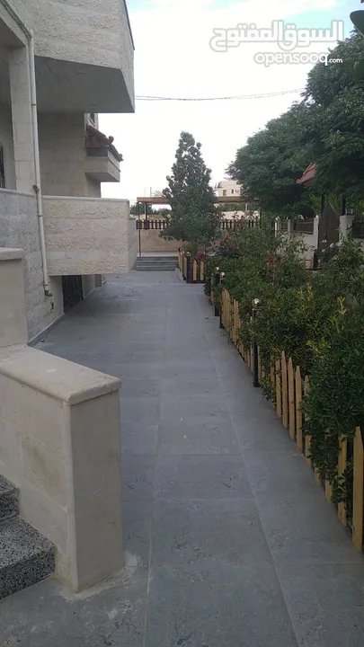 بيت مستقل للبيع مكون من طابقين
