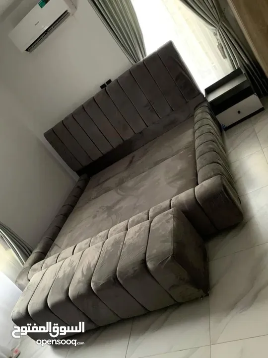 تفصيل جميع أنواع الكنب الامريكي والاسرائيلي  اعطيني تصميمك وقياسك او اعطيني صوره وخد اختها