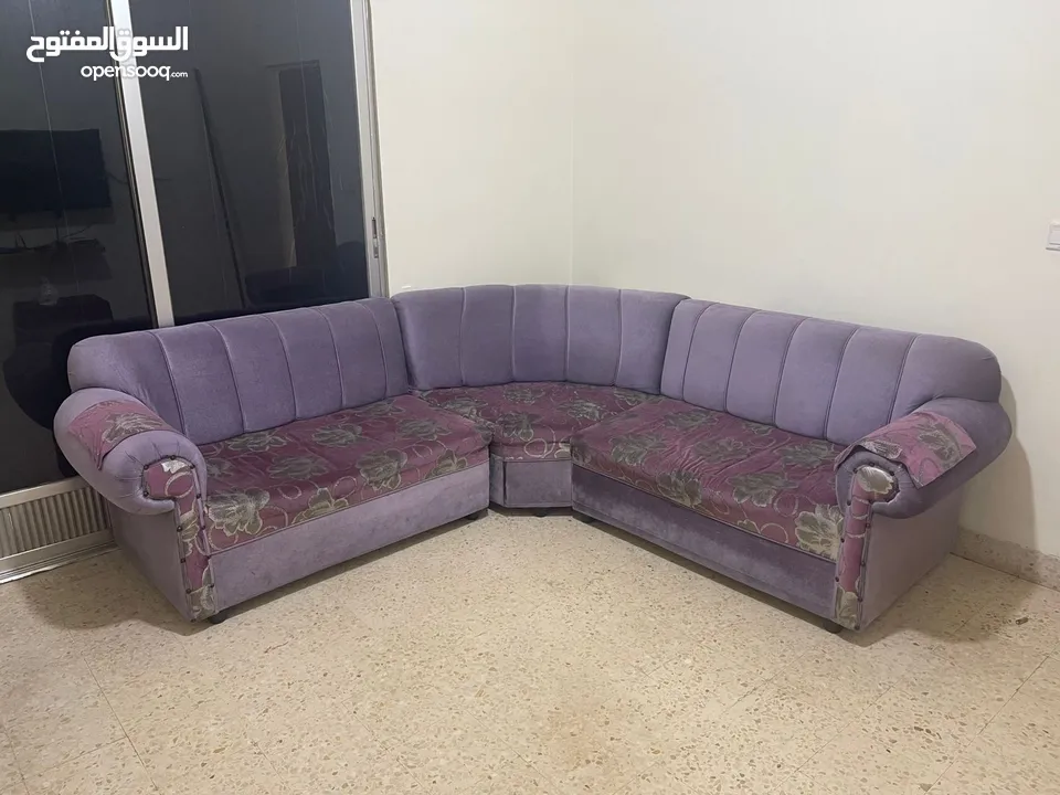 طقم كنب بحالة جيدة كورنر مع مقعدين لون بنفسجي فاتح بسعر جيد للبيع المستعجل
