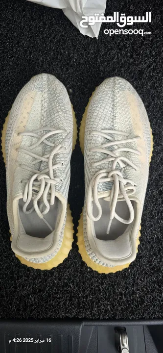 shoes Adidas Yeezy original 43وثلث الابيض اصلي والرمادي قياس 44 كوبي  بحاله ممتازه كانه جديد .