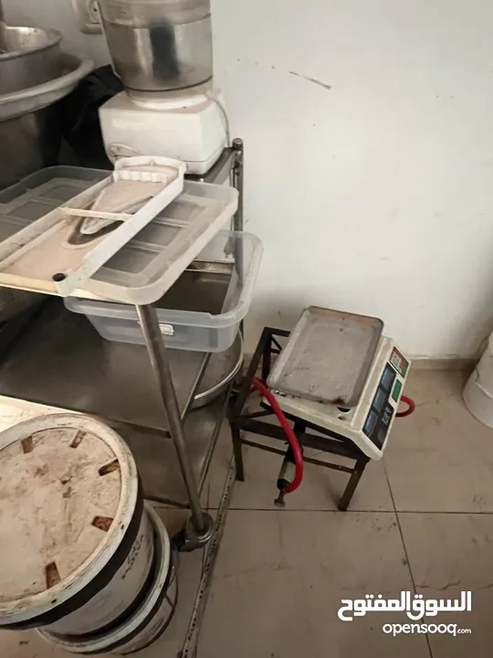 عدة مطعم وشاورما جاهزة للبيع  جديدة مع كفالتها استخدام 5 شهور فقط