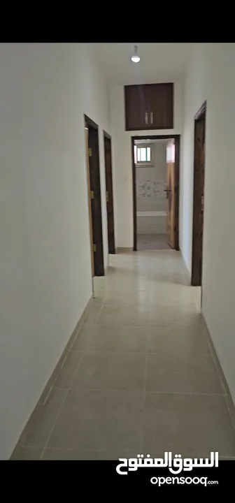 مساحه 175 متر طابق رابع يوجد اصنصيل خدمات كامله بئر ماء 450متر  ثلاث غرف نوم  قعده كبيره مع مطبخ  صل