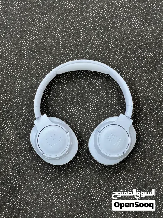 20+ Headphones available  Oh specs only (brand - Sony Boss Apple Beats JBL etc,.)