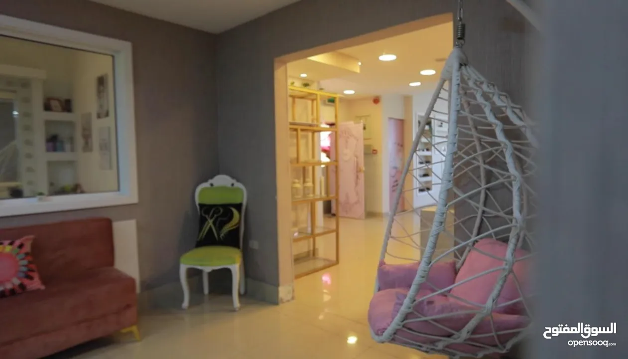 مركز تجميل للسيدات للبيع يعمل بشكل ممتاز تشطبيات فاخرة في اجمل مواقع خلدا للبيع لعدم التفرغ
