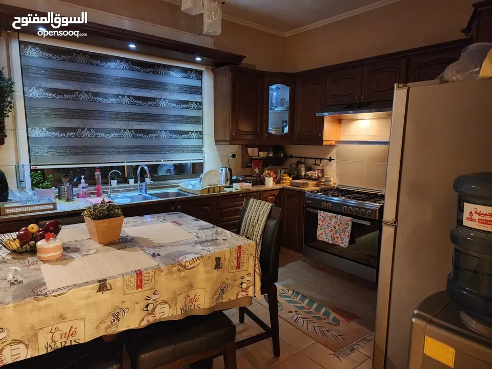 شقة مع رووف و ترس إطلالة أبدية خلابة  على جبال جرش و السلط في أجمل مناطق الجبيهة ابو عوف تنظيم أ
