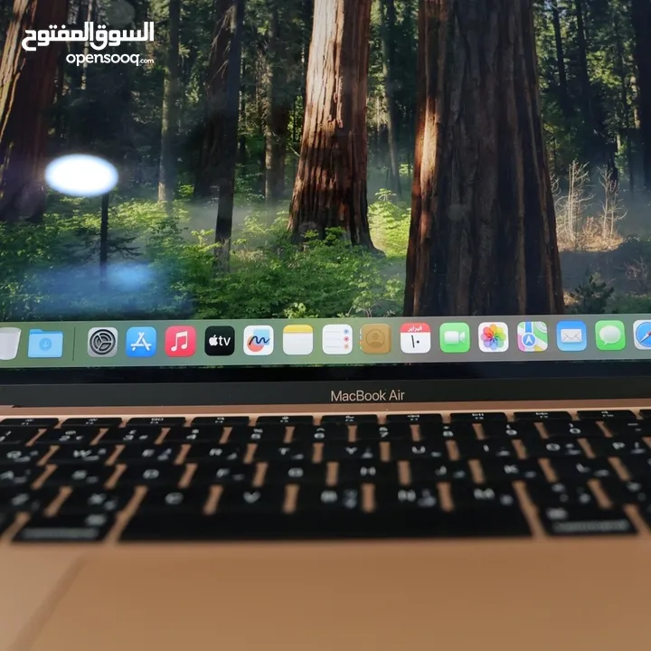 ماك بوك اير ام 1 MacBook Air M 1 يتميز بتصميم نحيف وأداء قوي بفضل شريحة apple M1