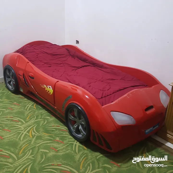 سرير على شكل سيارة نظيف كامل