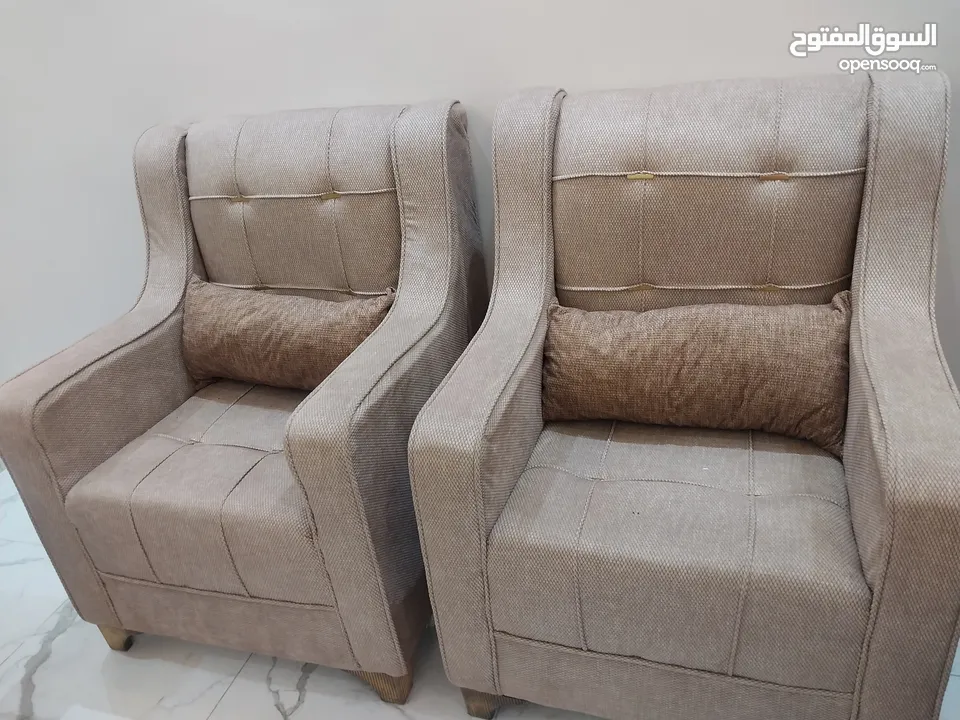 طقم كنب وطاولة سفره الطقم جديد لم يستعمل نهائيا البيع لداعي السفر