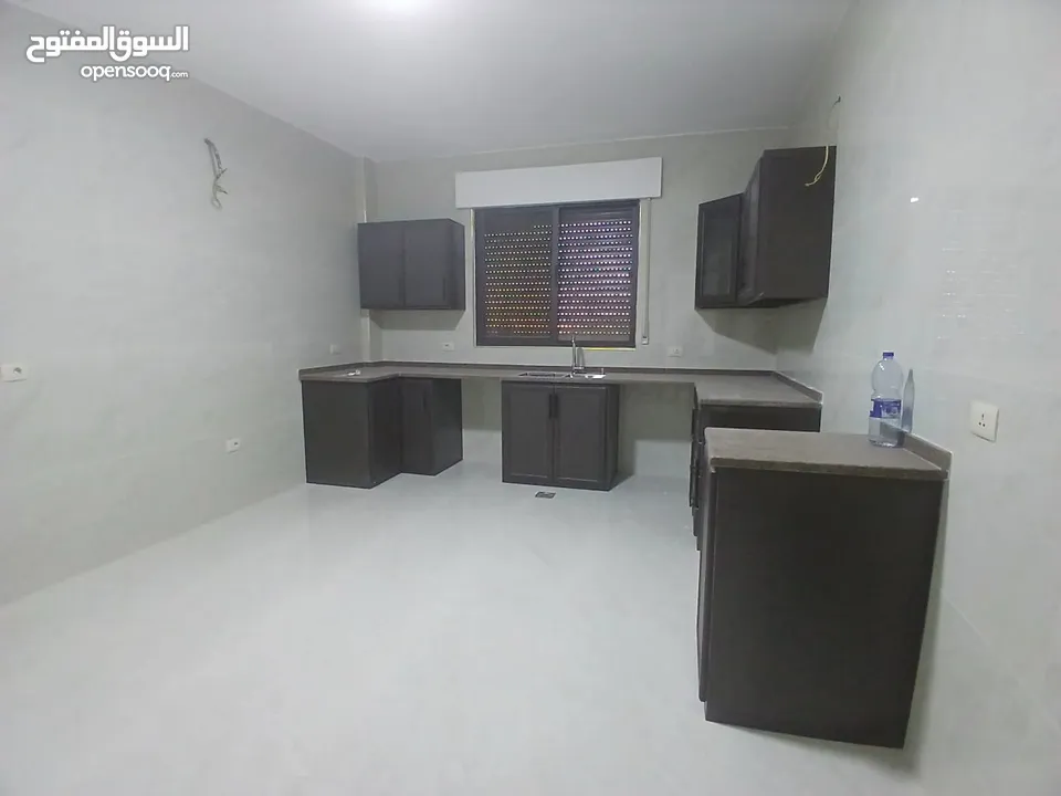 شقق مميزه سوبر ديلوكس عماره جديده خلف مطعم عرب قرب الجامعه للايجار مفروشه او غير مفروشه بعقد سنوي