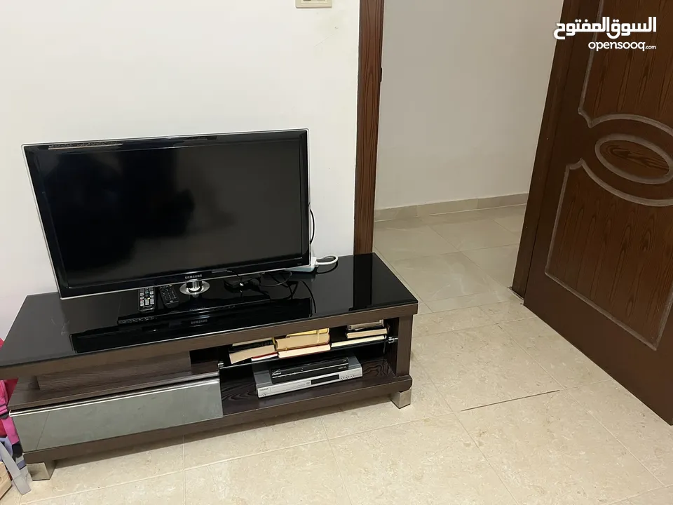 تلفزيون سامسونج 32 بوصة LED مع الطاولة للبيع