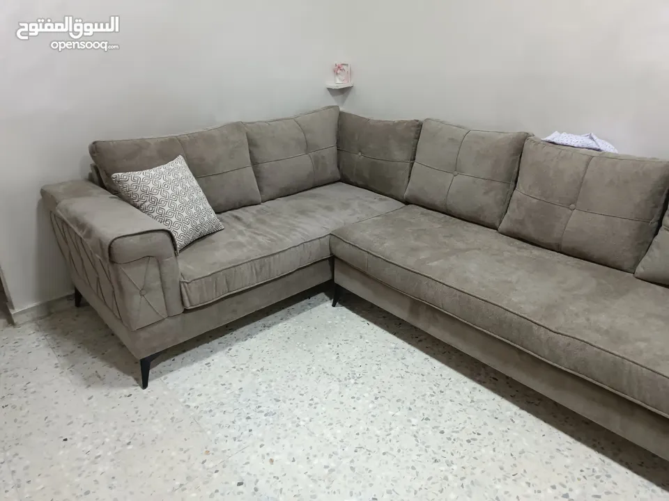 طقم كنب كورنر جديد خشب سويد ومقاعد دانلوب مع مجوزة لون بني بحالة ممتازة جديد غير شامل التوصيل