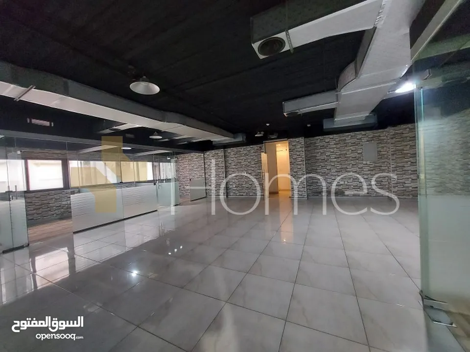 مكتب بموقع مميز في مجمع فخم للايجار في وادي صقرة مساحة المكتب 245م