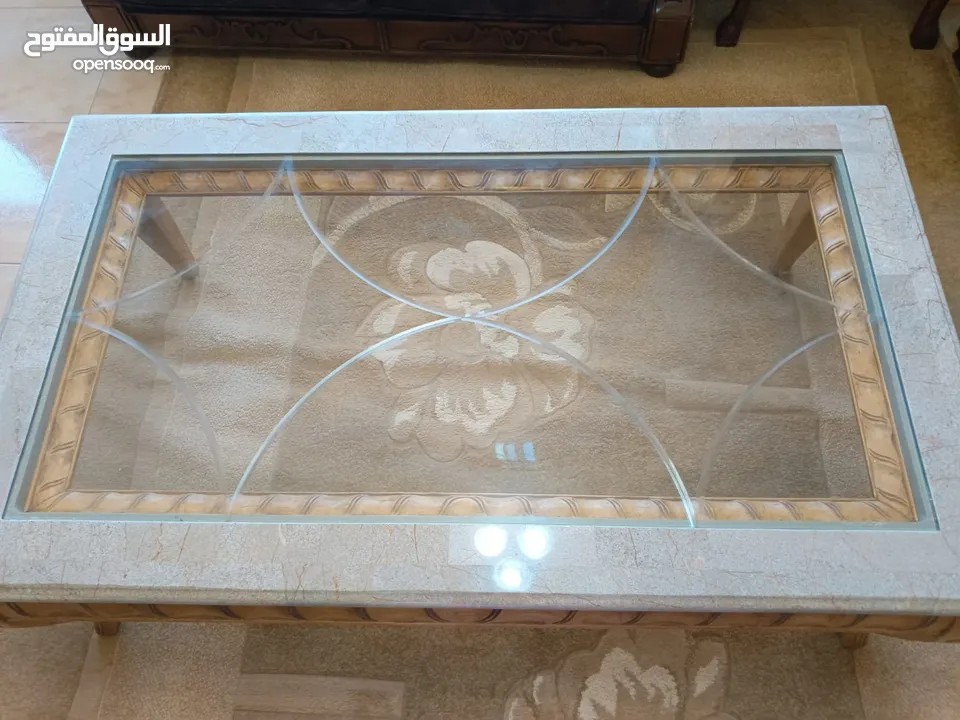 طقم كنب وطقم طربيزات و قنصل و طقم سفرة مع دريسوار فخم جدا