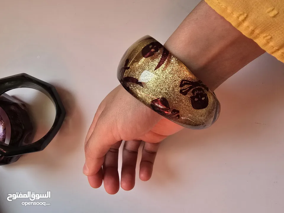 اساور زجاجية ملونة جميلة كبيرة