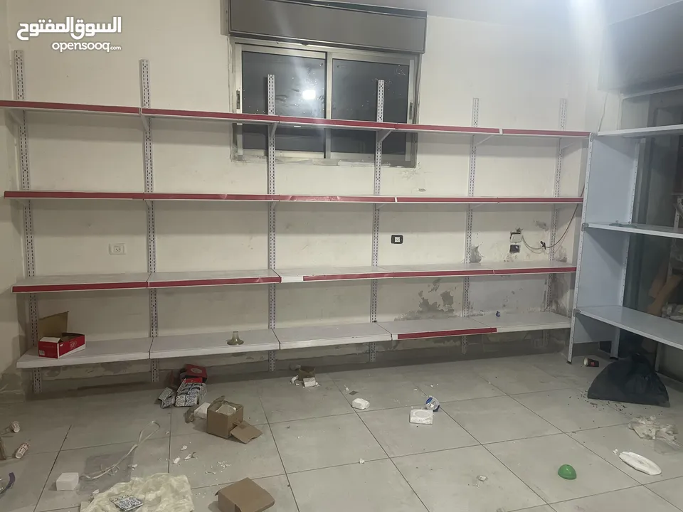 يوجد رفوف مستعملة لمحل تجاري للبيع