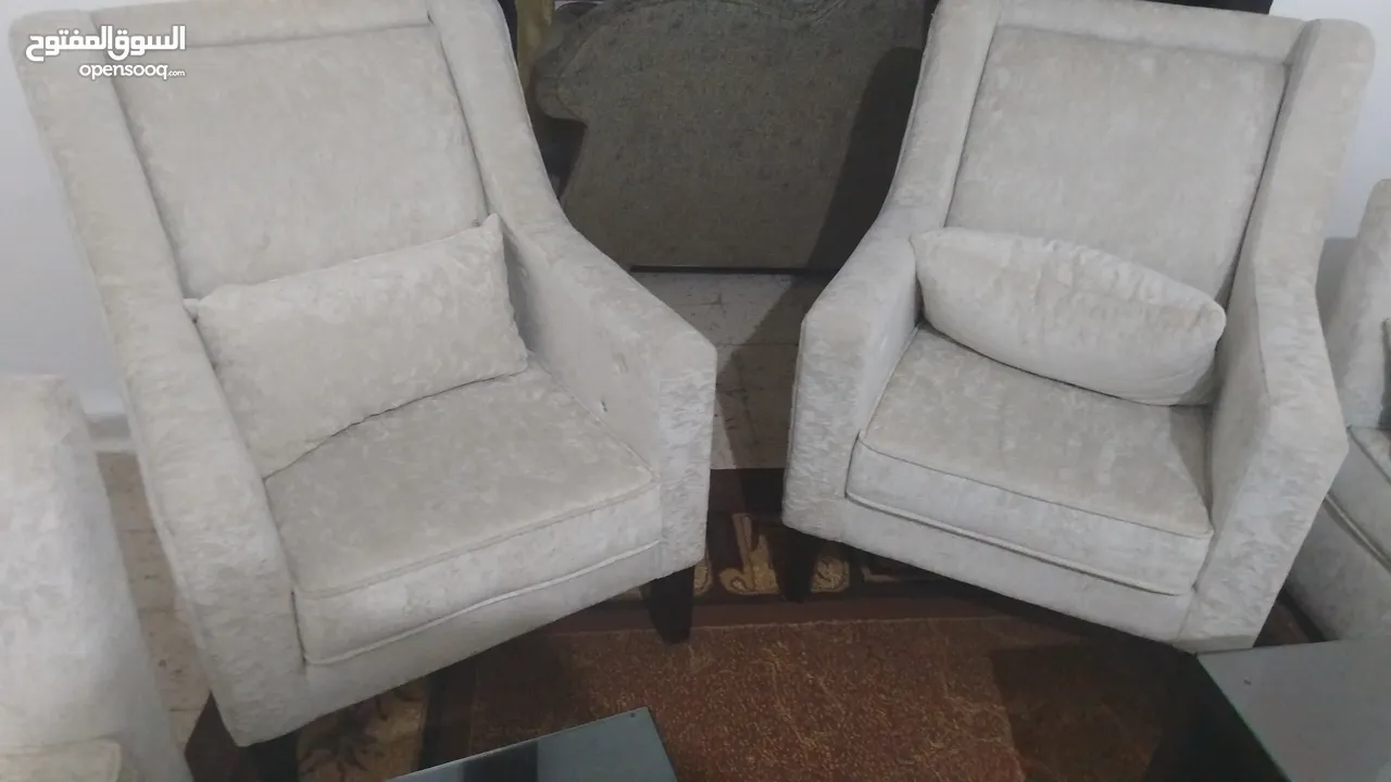 طقم كنب مع طاولات وسط تفصيل