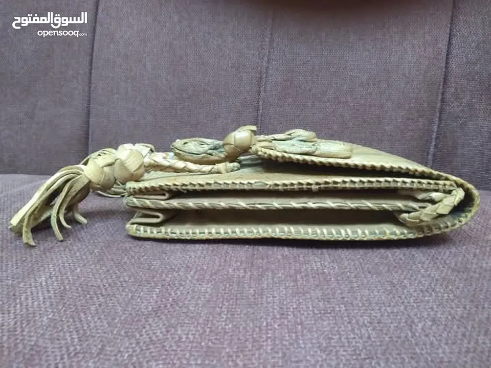 نوادر..حقيبة من جلد صغير تنين الكومودو