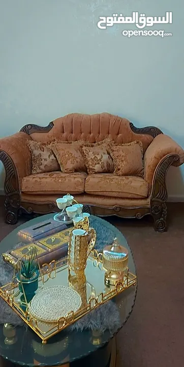 طقم كنب وبرداي مستعمل جديد نظيف استعمال قليل في مجال في سعر  ...................................