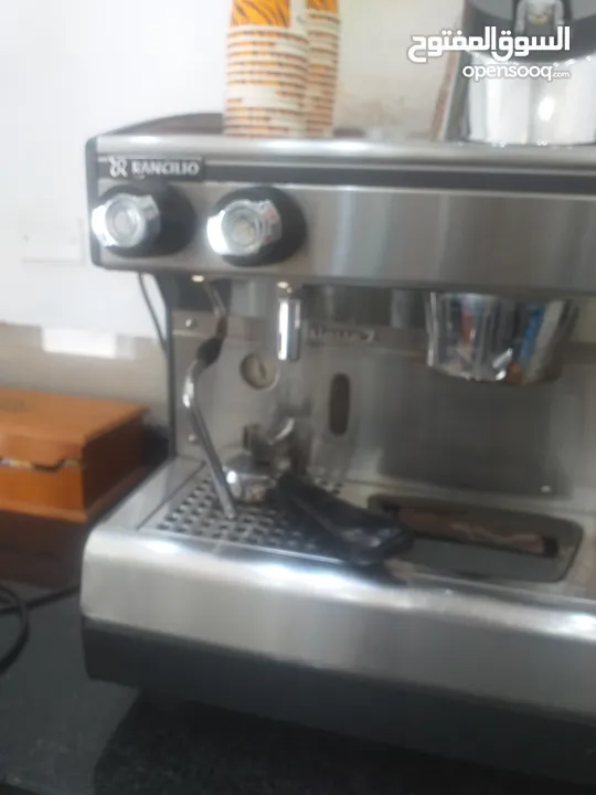 ماكينة قهوة مع رحاية